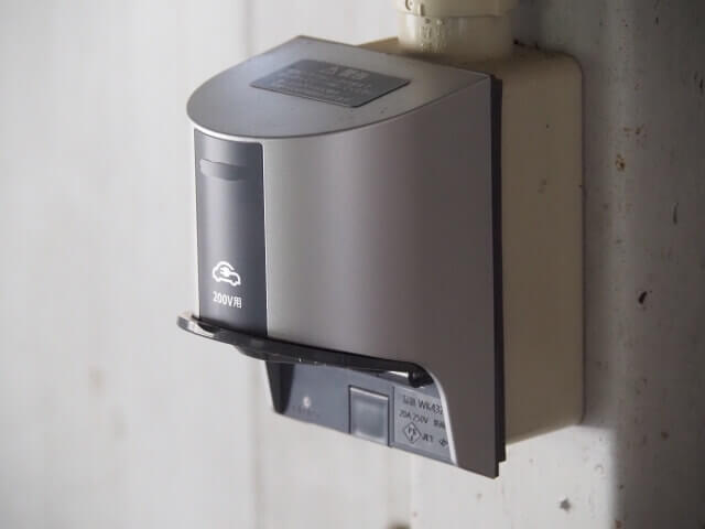 壁に取り付けられた自動ペーパータオル