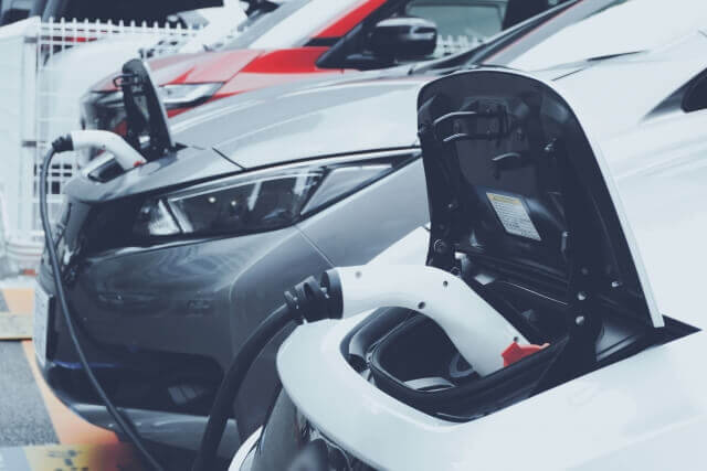 駐車場で充電中の複数の電気自動車
