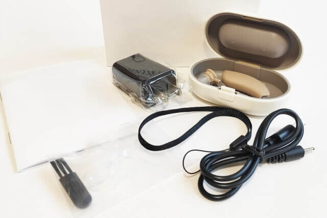 充電ケースに入った補聴器用具一式