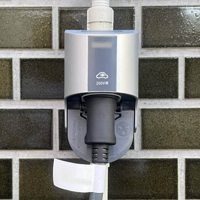 壁に取り付けられた電気自動車充電器
