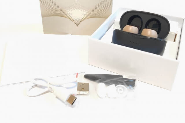 白いボックスに収納されたワイヤレスイヤホン